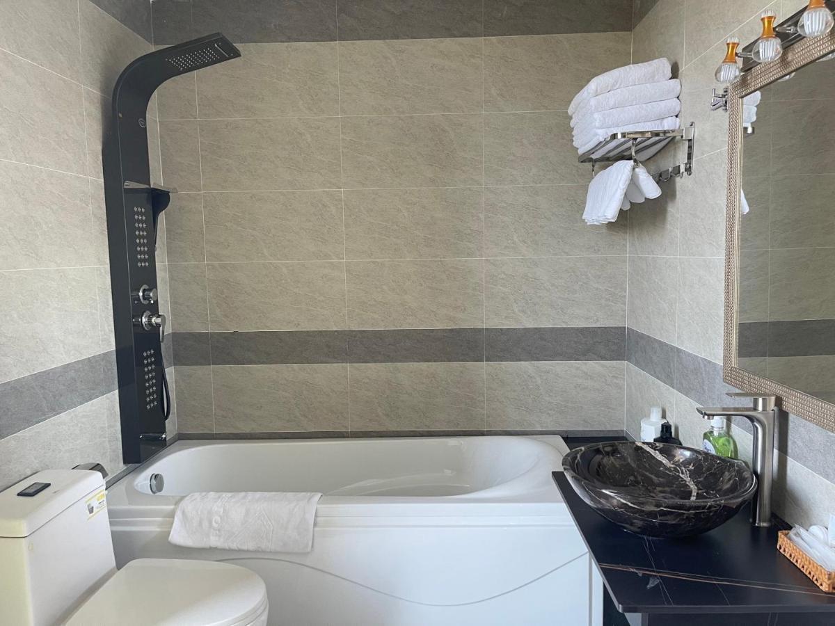 Y Linh Hotel Куи Нхон Екстериор снимка