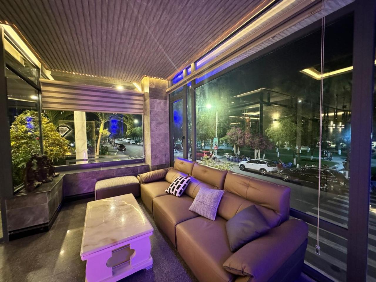 Y Linh Hotel Куи Нхон Екстериор снимка